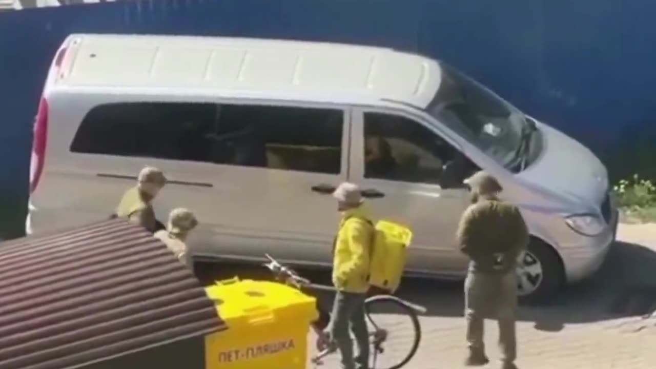 Zelensky’s mobilizers POUNCE on delivery rider