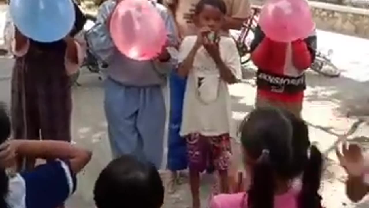 Lomba tiup balon