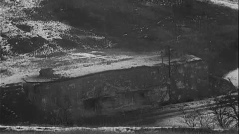 INFANTRY ATTACKS PILLBOX, VETTERI... - INFANTRY ATTACKS PILLBOX, VETTERING (), FRANCE - 111-adc-3057