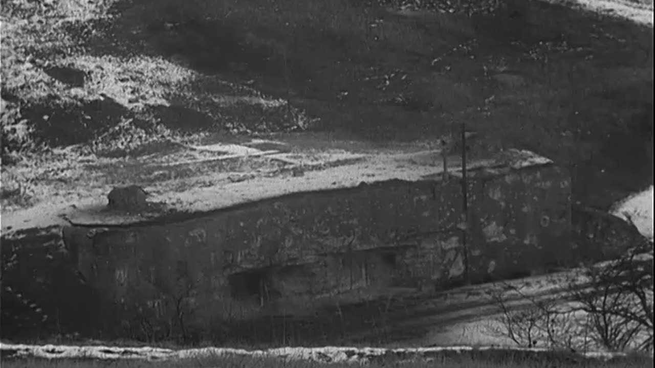 INFANTRY ATTACKS PILLBOX, VETTERI... - INFANTRY ATTACKS PILLBOX, VETTERING (), FRANCE - 111-adc-3057