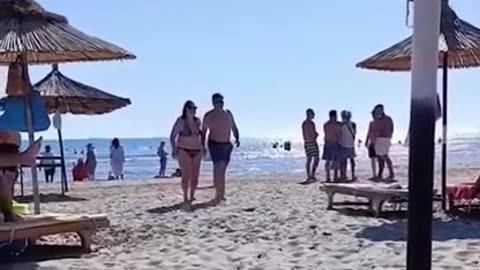 U kërkoi të mos luajnë me top pranë pushuesve, të rinjtë dhunojnë rojën e plazhit