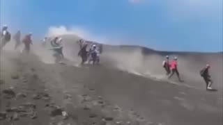 Erupción del Etna sorprende a turistas en plena excursión
