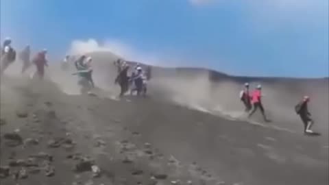 Erupción del Etna sorprende a turistas en plena excursión