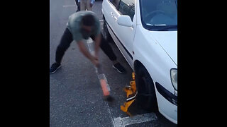 Destroza al estilo de Homero Simpson el bloqueador de rueda que le pusieron a su auto
