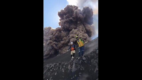 GUIDES-TOURIST-FLEE🏃‍♀️🧗‍♀️🌋📸DURING MOUNT ETNA VOLCANO ERUPTION🏃‍♂️🌋🧗‍♂️💫
