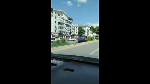Orhan Kemal caddesinde otomobil orta refüje çıkarak lamba direğine çarparak durmuş