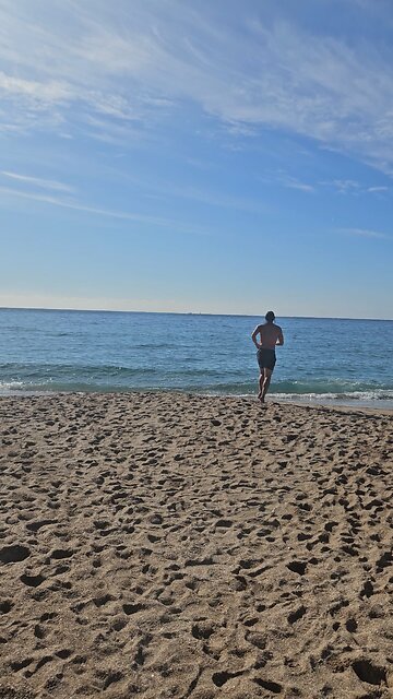 Jumping Into Jeju Ocean During Winter ❄️ 🥶 🌊 제주도 바다를 겨울에! #제주도 #제주 #jeju #jejuisland #korea