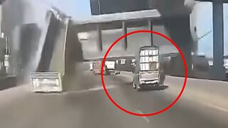 Puente se derrumba sobre vehículos en un accidente fatal