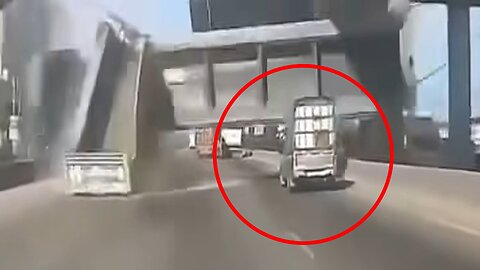 Puente se derrumba sobre vehículos en un accidente fatal