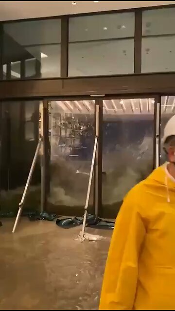 🚨 Super Typhoon Ragasa: Video shows floodwaters surging into the lobby of the