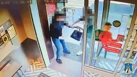 🤯 Mujer usa su mano enyesada para golpear a una empleada tras un robo