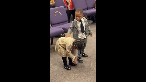 Let the babies rejoice 👧🏽🙌🏾👦🏽 #praisebreak video crews to Nikia Rooks-Hicks