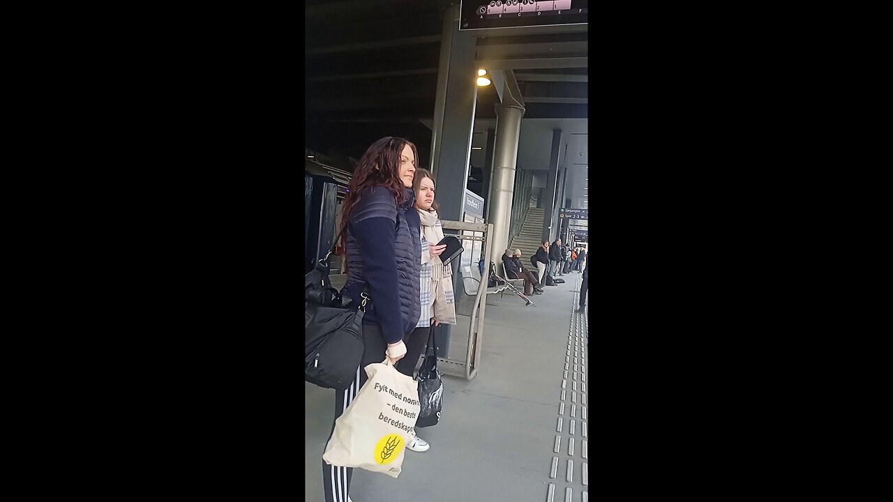 Two women in light jackets were freezing in -5°C while waiting for the train.