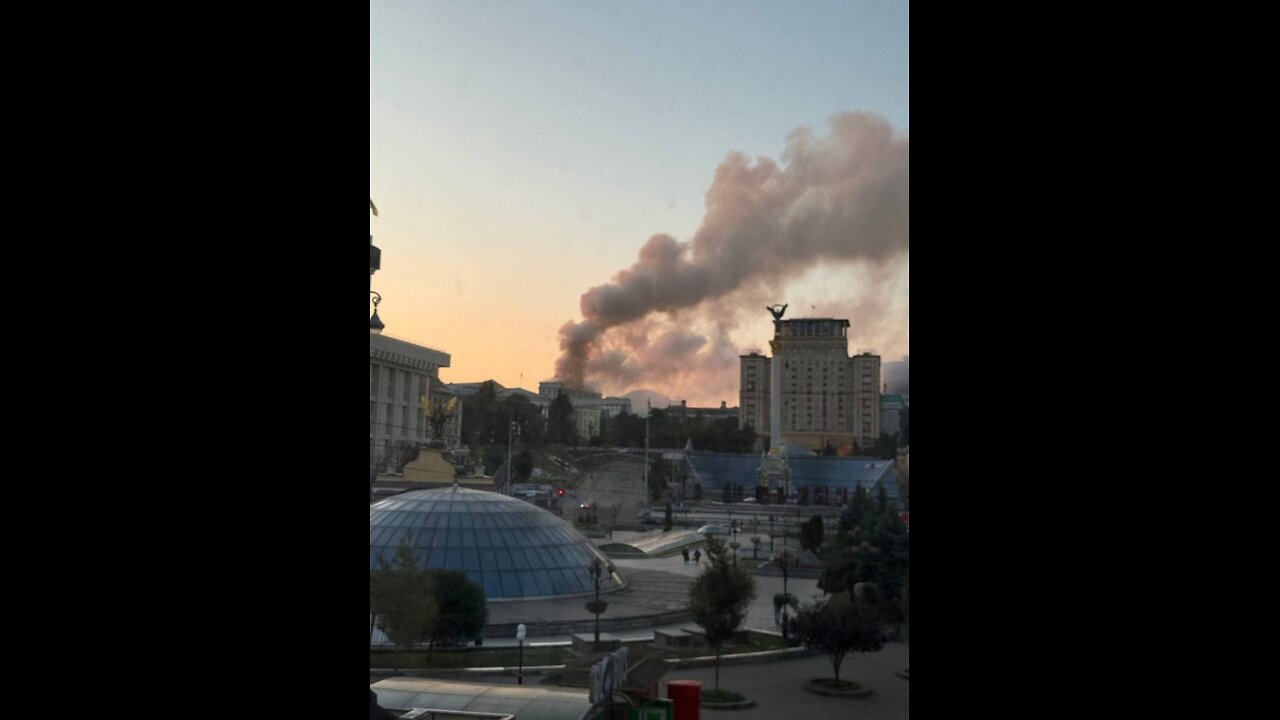 🤬 Russia launched a major drone and missile strike on Kyiv, causing a fire at