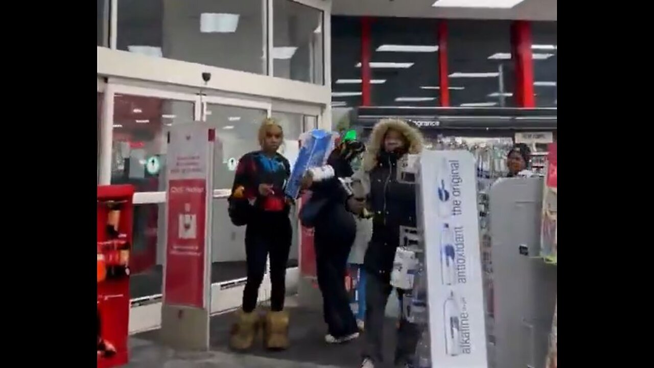 Shoplifters threaten to call the police if security guard doesn't open door, and laughs