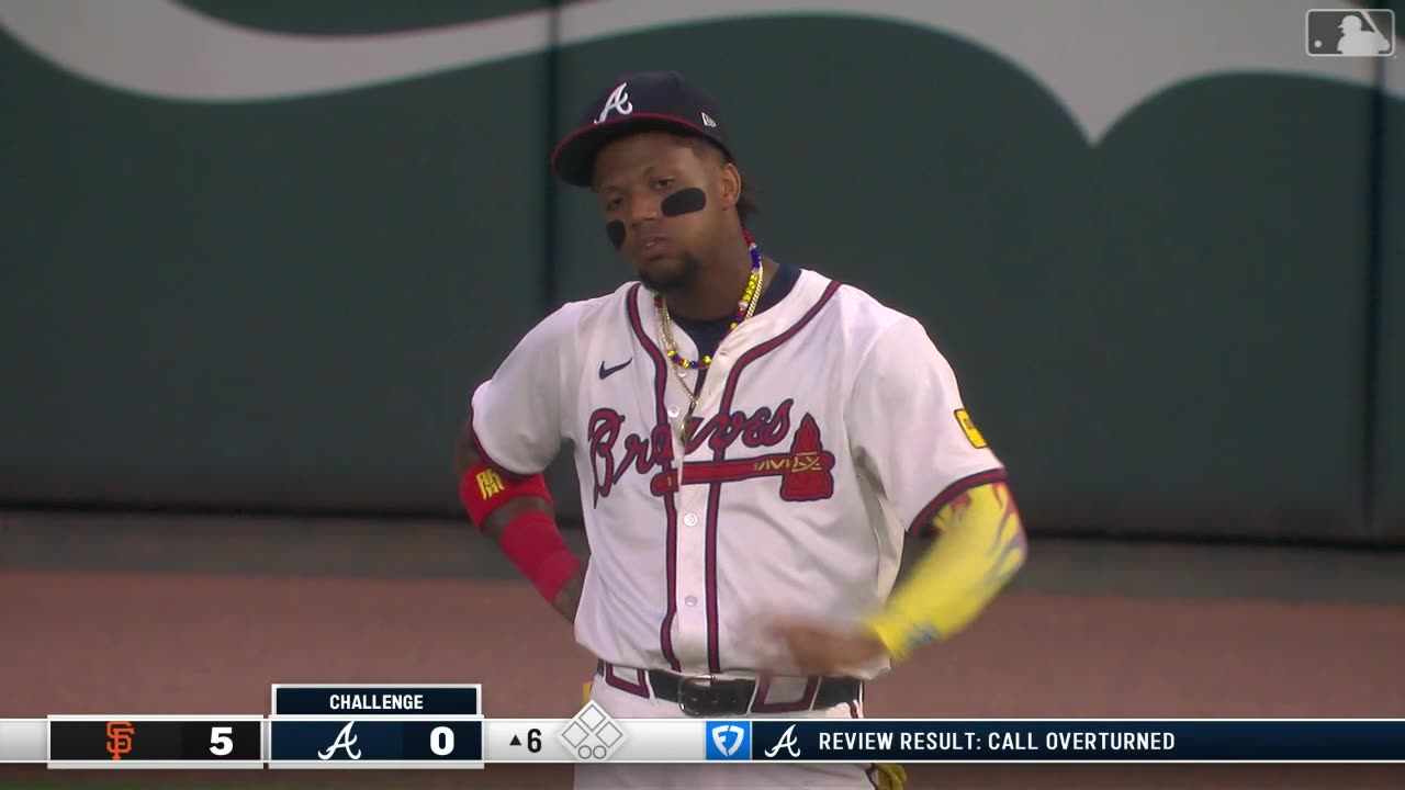 Ronald Acuña Jr. con un rifle como brazo