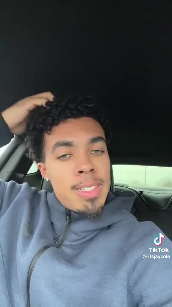 Dude Calls Out Women for Making Gyms Feel Like Strip Clubs