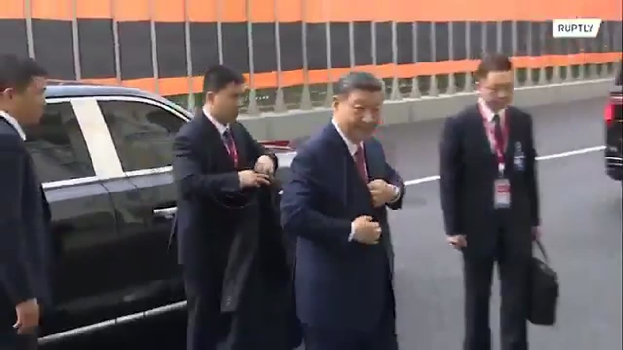 Xi shakes the hand, does not want the salute of the Russian delegation..