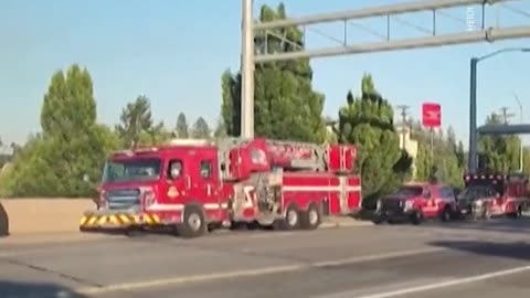 Пожарные собираются на траурную процессию после гибели двух человек в засаде