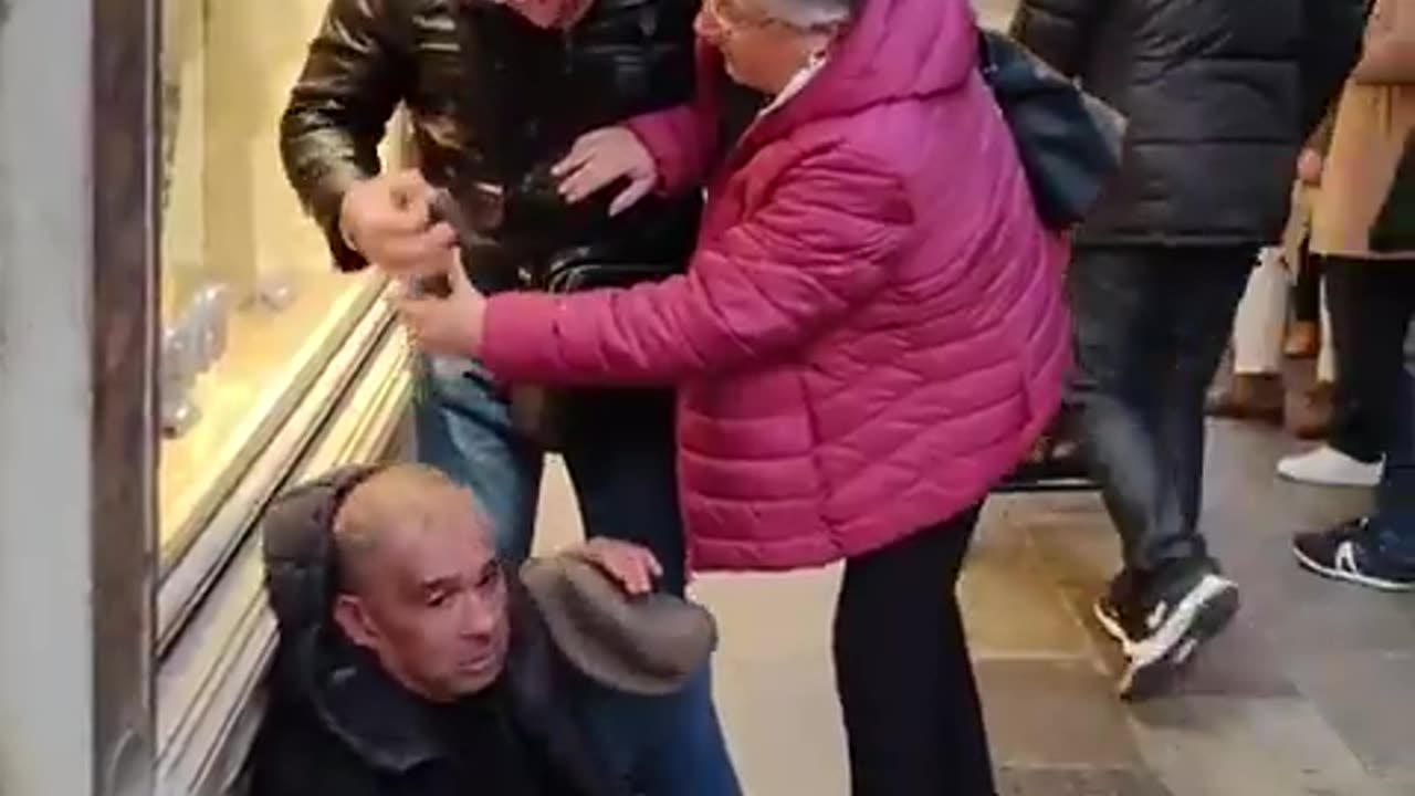 I poliziotti non fanno un cazzo, la Costituzione niente...