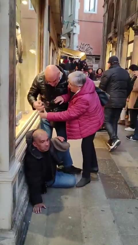 I poliziotti non fanno un cazzo, la Costituzione niente...