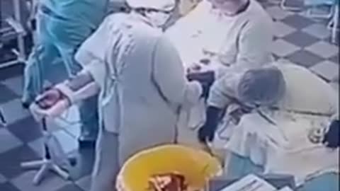 RUSSIA： During a powerful 8.8 magnitude earthquake, a medical team continued a surgical procedure