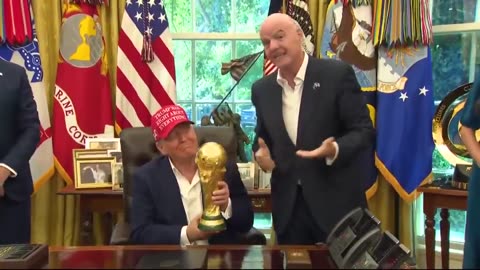Trump segura o troféu da Copa do Mundo da FIFA de 2026 no Salão Oval