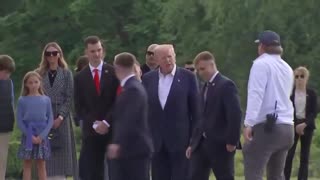 🚨🔥President Trump poses for photos with local staff as he wraps up his visit to Scotland