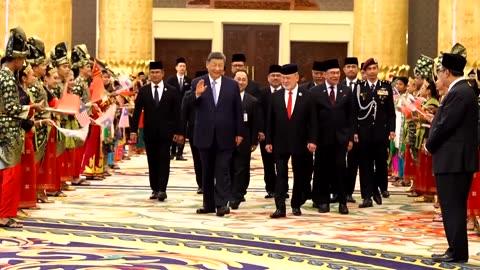 President Xi welcomed by Malaysia's king and PM at state palace