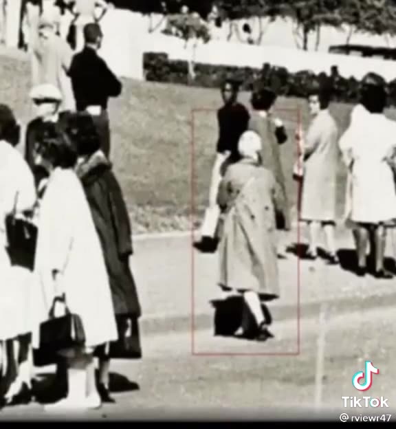 La signora babushka dell'assassinio di JFK, è la baronessa Philipine de Rothschild?