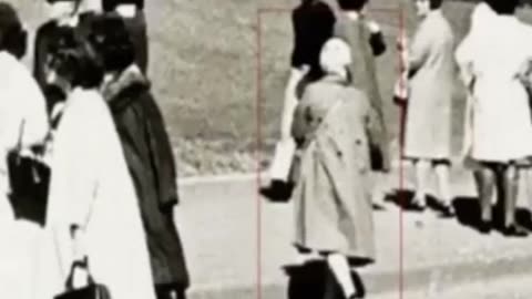 La signora babushka dell'assassinio di JFK, è la baronessa Philipine de Rothschild?