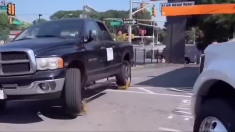 Driver destroys his car instead of paying a $100 fine 🤷‍♂️