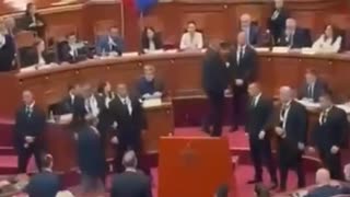 Ministra generada por IA asume cargo entre botellazos y abucheos