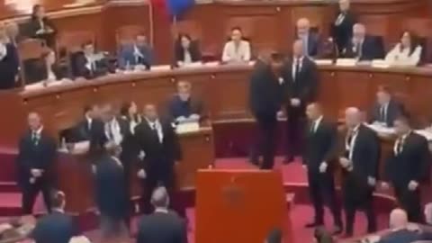 Ministra generada por IA asume cargo entre botellazos y abucheos