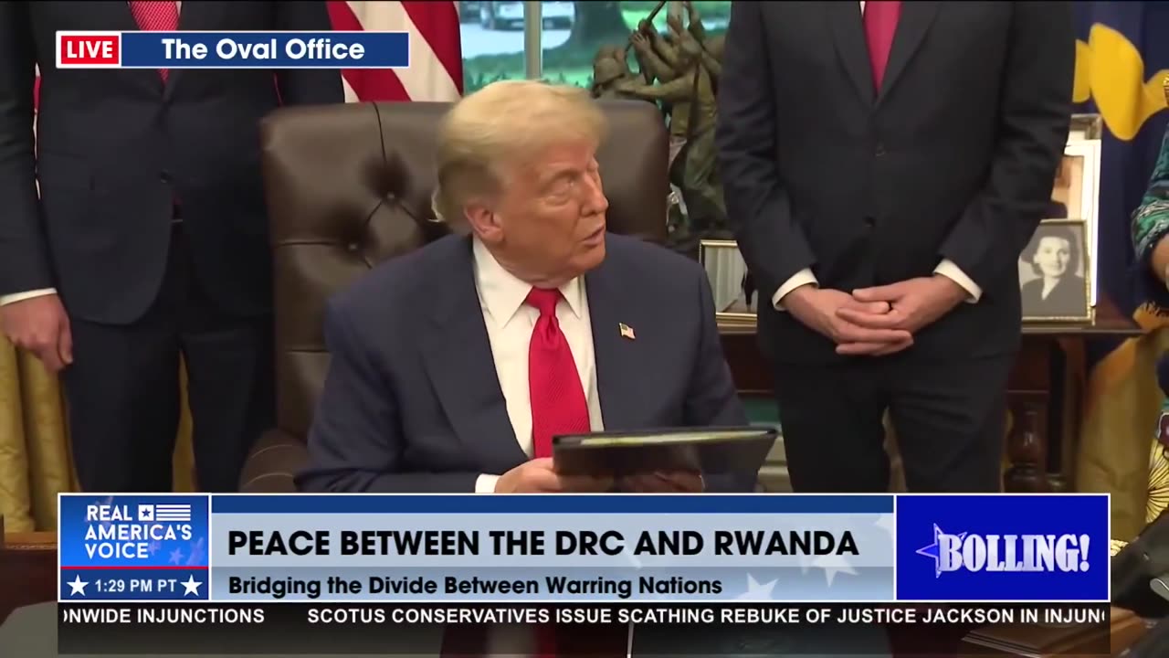 THE PRESIDENT PRESENTS GIFTS TO THE FOREIGN MINISTERS