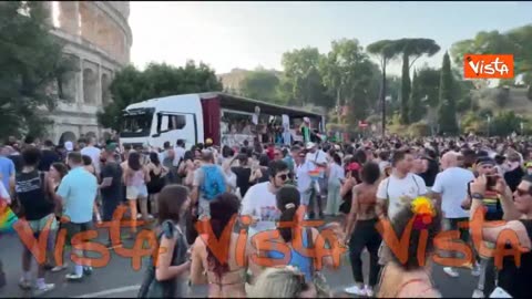 NOTIZIE DAL MONDO Roma Pride 2025,la marea arcobaleno dei sodomiti LGBTQ percorre le vie del centro della Capitale italiana svolta il 14 giugno 2025 durante il Giubileo 2025 della chiesa cattolica romana pagana