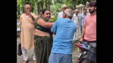 Bihar Shocker: Woman Assaults Husband, Daughter-in-Law Inside DM Office Over Property Dispute