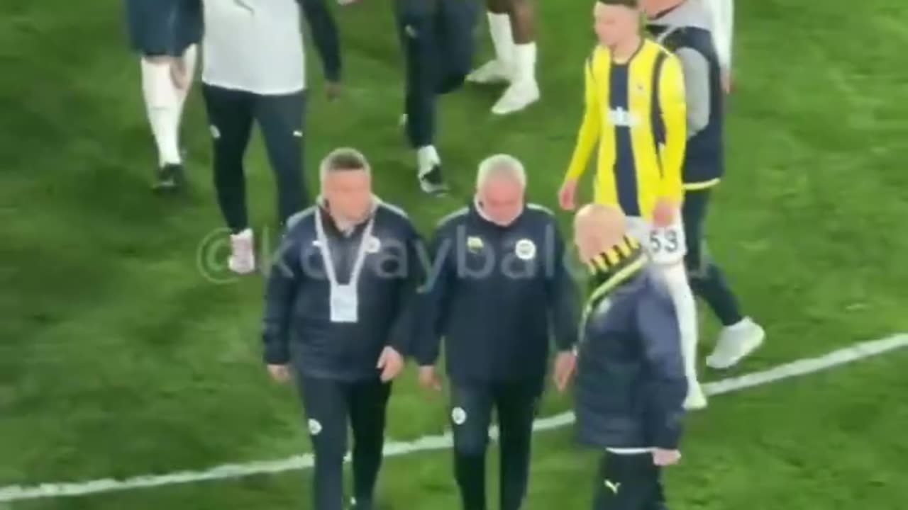 Video from another angle: Okan Buruk provoked Mourinho before the Portuguese pulled his nose