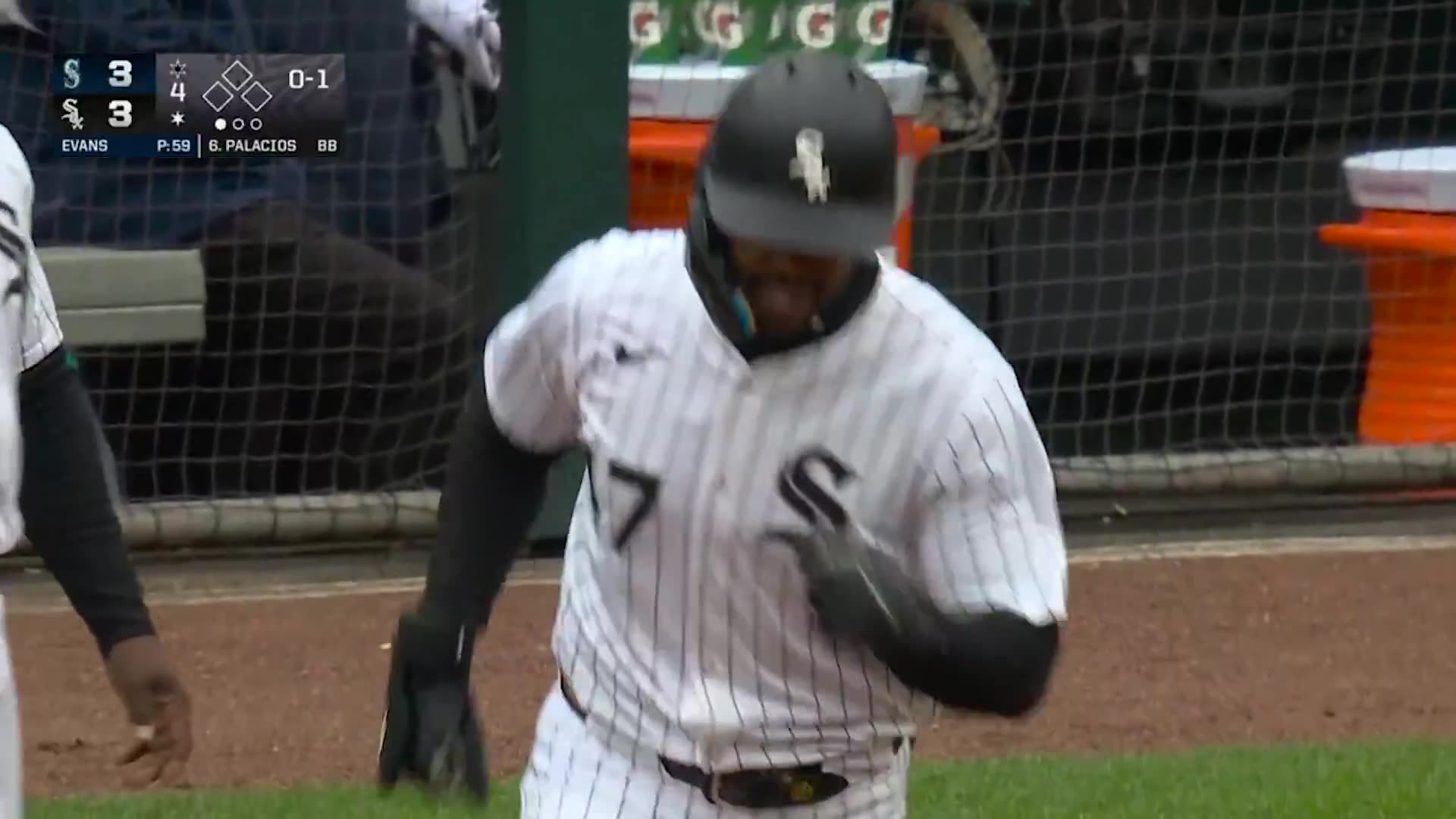 MLB - The @WhiteSox go in front on back-to-back jacks from Lenyn Sosa and Joshua Palacios 💪