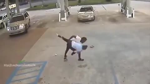 White Woman Attacked By Roided Up Tyrone