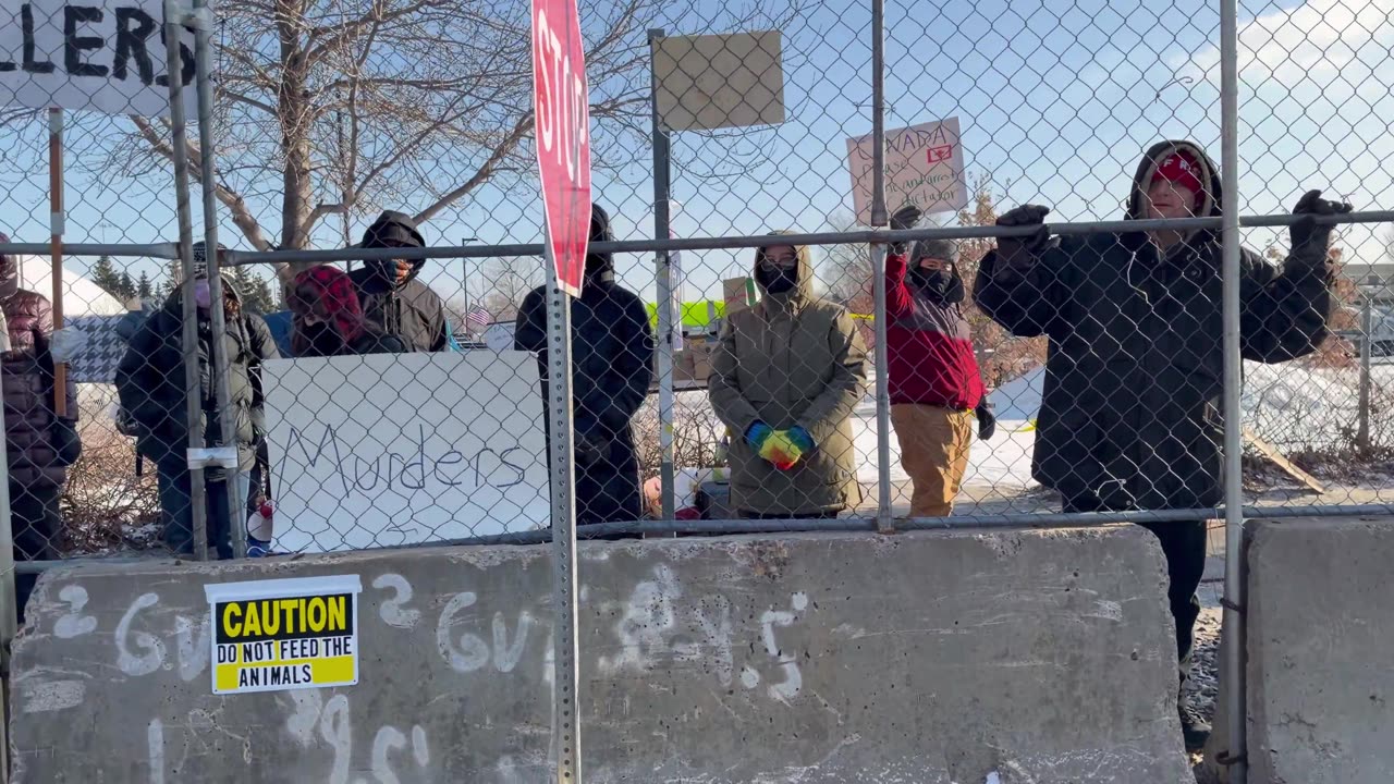 "DO NOT FEED THE ANIMALS"