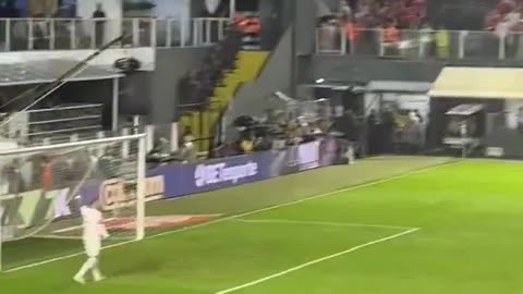MUST LOOK Crazy moment - Neymar celebrating no goal Santos vs International