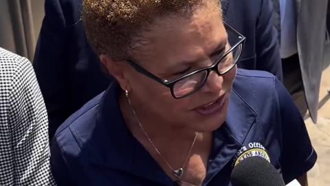 Karen Bass reacts to ICE officers arresting illegal aliens outside Newsum's press conference
