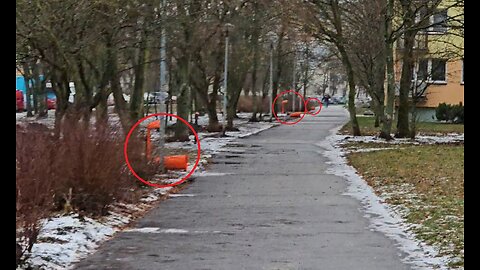 Pojemniki na śmieci po sylwestrowej zabawie [Rolka]