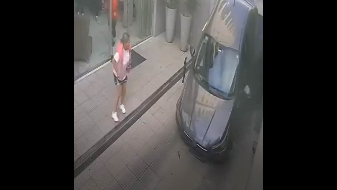 Cae con su auto por rampa elevada en Argentina