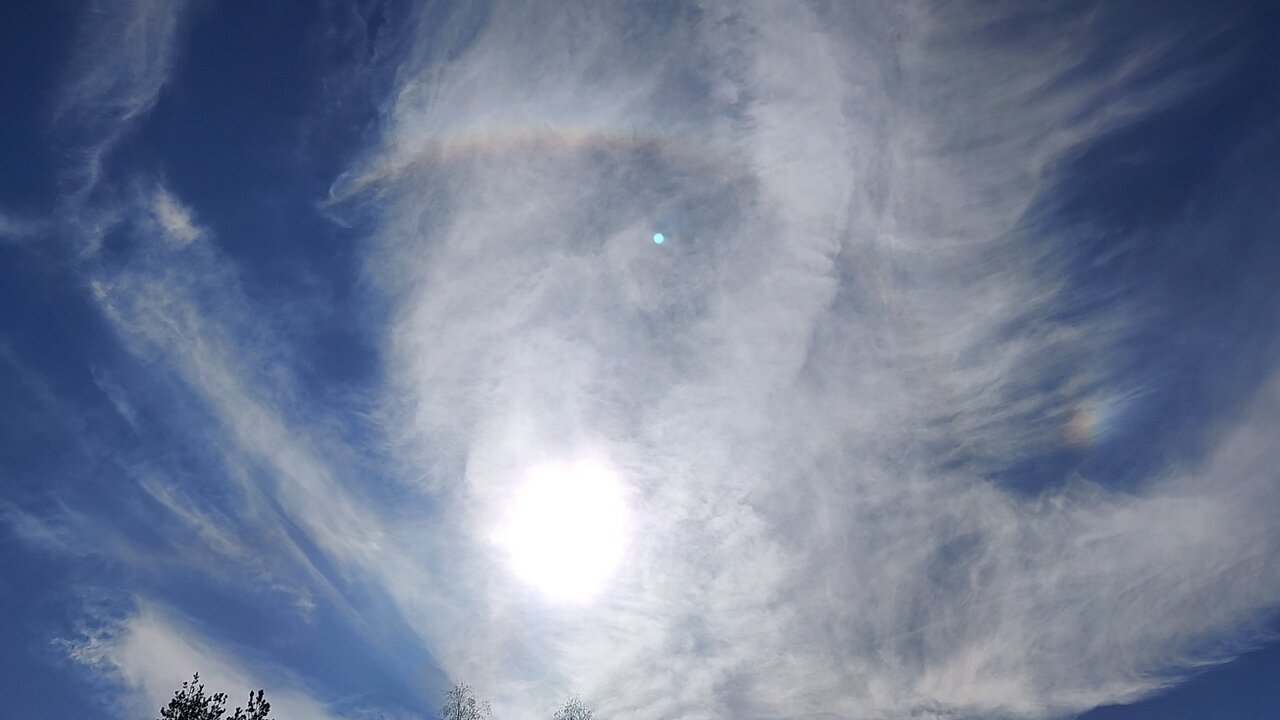 24.4.2025: Weird clouds, white trails, sun halo