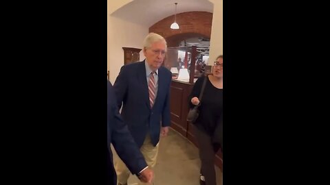 📹Neocon zombie Sen. Mitch McConnell trips and falls for no apparent reason