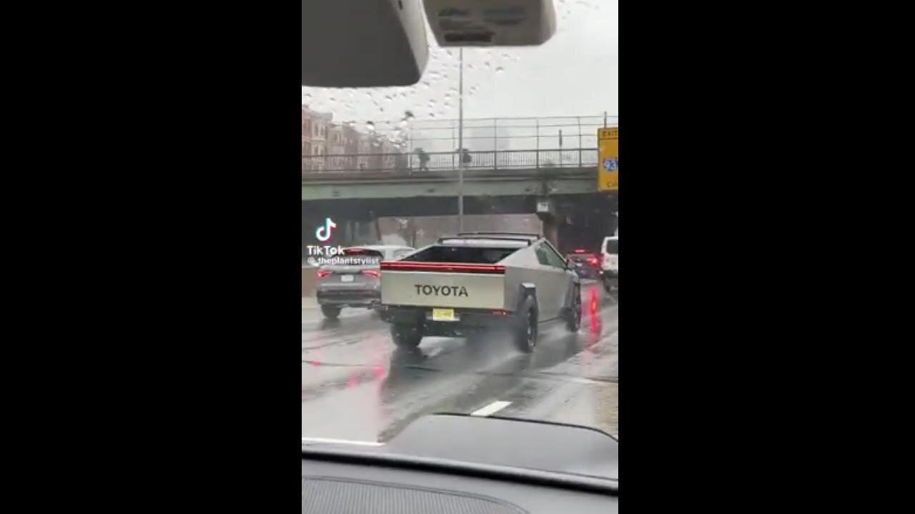 Tesla Cybertruck identifies as a TOYOTA 🤣
