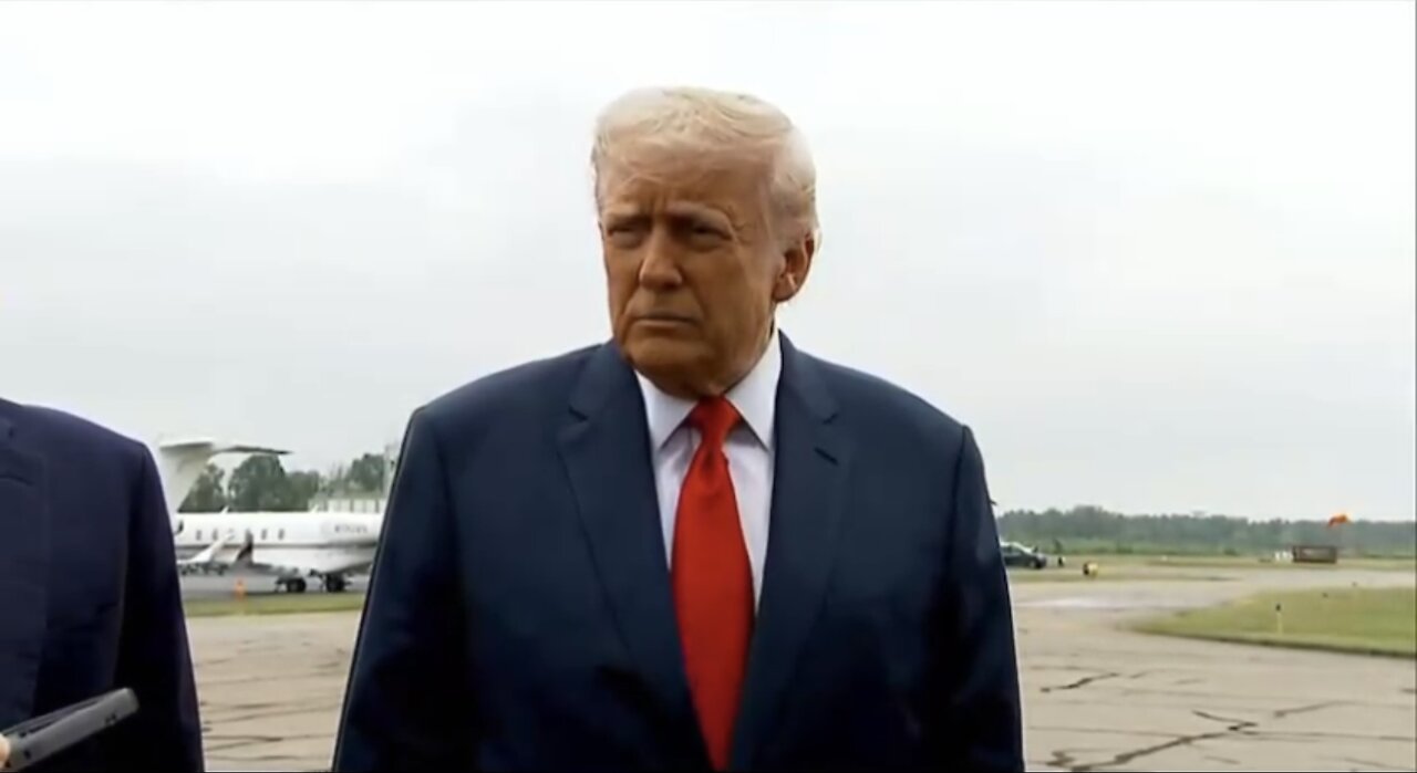 TRUMP❤️🇺🇸🥇🪽🕺DEPARTS ON AIR FORCE TWO🤍🇺🇸🏅🪽🎬🛫EN ROUTE TO CAMP DAVID💙🇺🇸🏅🪽🏩🛬⭐️