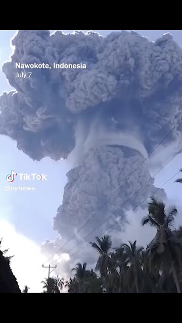 VOLCANO ERUPTS🎬🌋🚶🏻🏞️IN NAWOKOTE, INDONESIA🇮🇩🏃🌋🛵💫